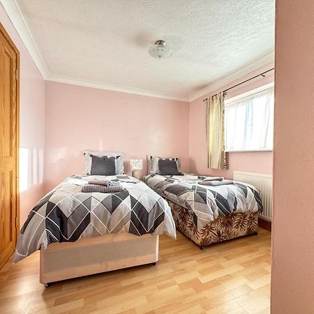 Morden Holiday Basildon  Bagian luar foto