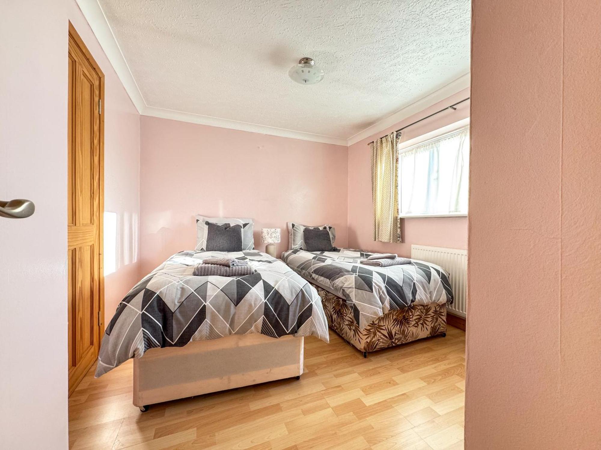 Morden Holiday Basildon  Bagian luar foto